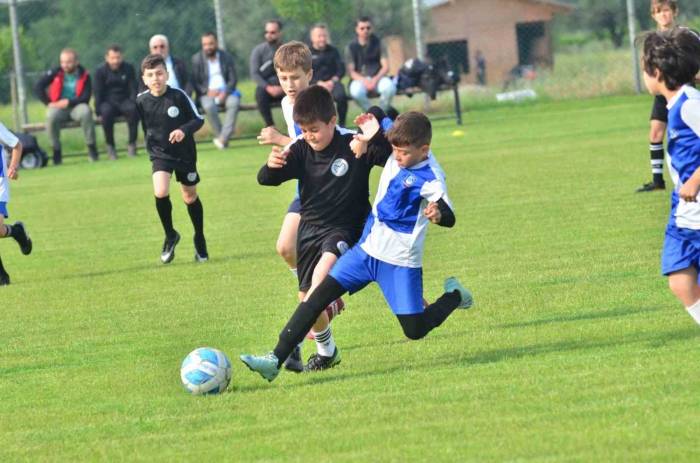 Yunusemre’de Minik Futbolcular 19 Mayıs İçin Ter Döktü