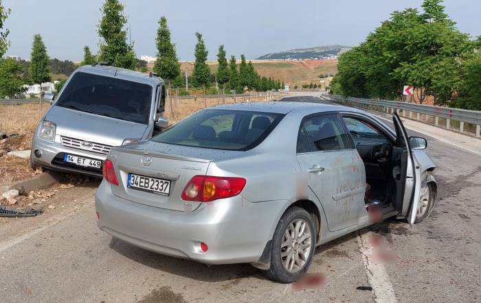 Otomobil İle Hafif Ticari Araç Çarpıştı: 8 Yaralı