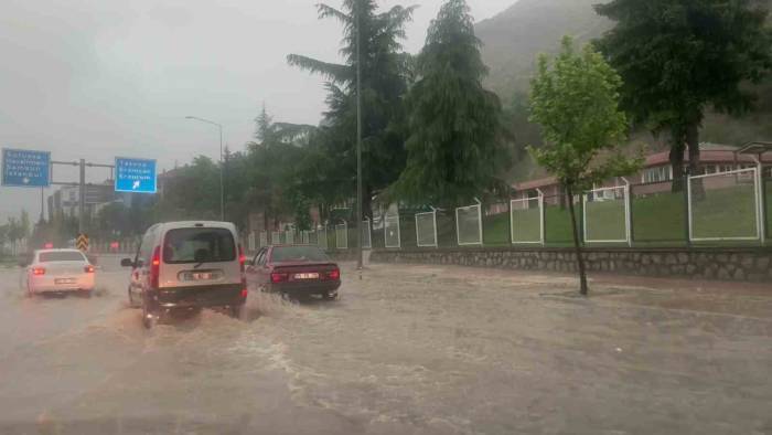 Amasya’da Sağanak Yolları Dereye Çevirdi, Vatandaşlar Zor Anlar Yaşadı