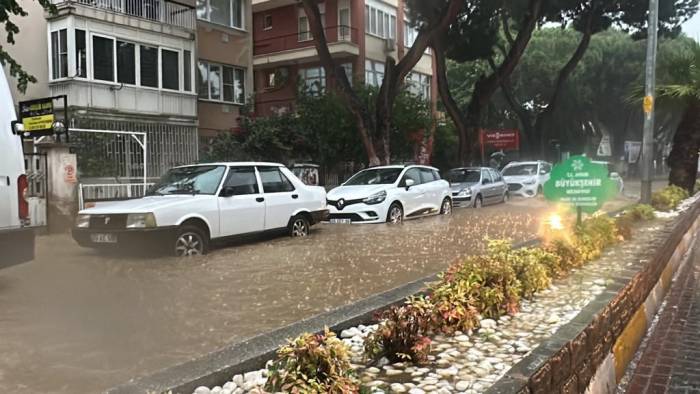Aniden Bastıran Yaz Yağmuru Hayatı Felç Etti