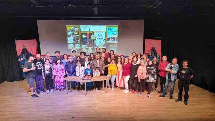Ayvalık Belediye Tiyatrosu Ödüle Doymuyor