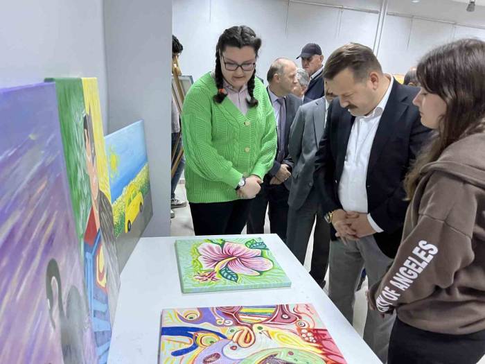Lise Öğrencilerinin Resim Sergisi Beğeni Topladı