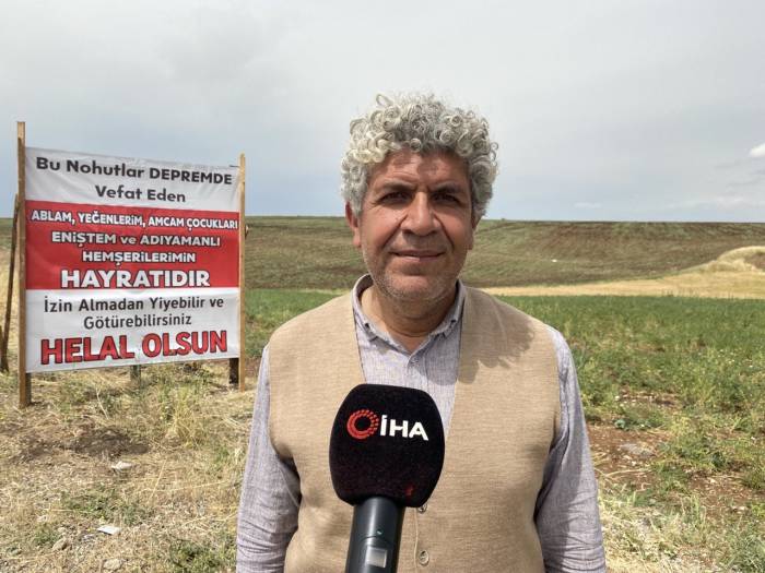 Depremzede, Nohut Tarlasını Vatandaşlara Açıp “helal Olsun” Pankartı Astı