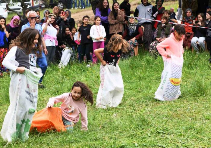 Lapseki’de Geleneksel Kır Pikniği Renkli Görüntülere Sahne Oldu