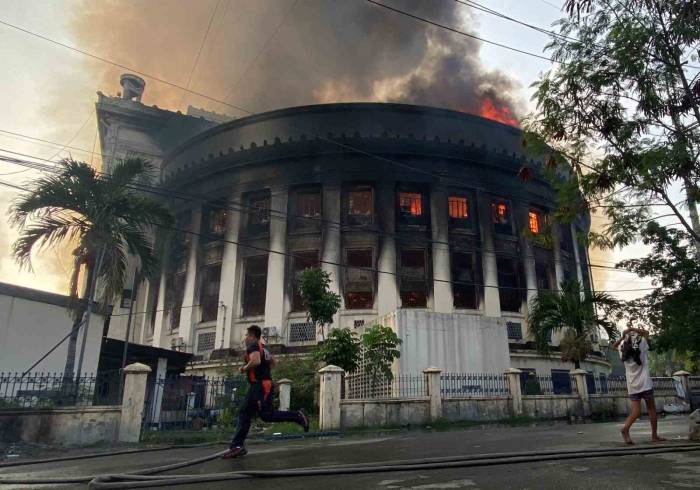 Filipinler’in Tarihi Posta Binasında Yangın