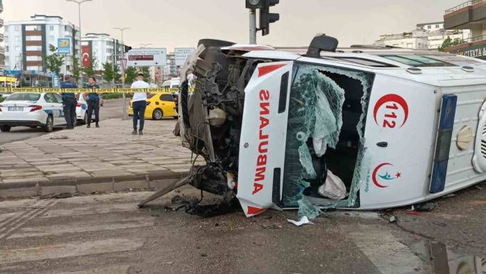 Gaziantep’te Ambulans Devrildi: 4 Yaralı