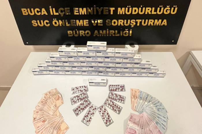 İzmir’de 2 Uyuşturucu Satıcısı Polisten Kaçamadı