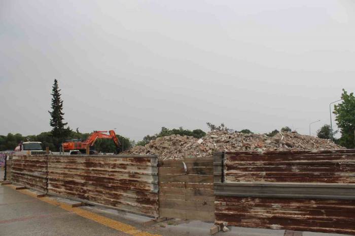 İzmir’in 40 Yıllık "pisa Kuleleri" Yıkıldı