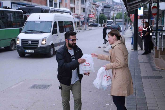 Servis Bekleyen Vatandaşlara İç Isıtan İkram