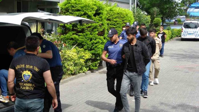 Vatandaşı Rahatsız Edip Polise Saldırdılar