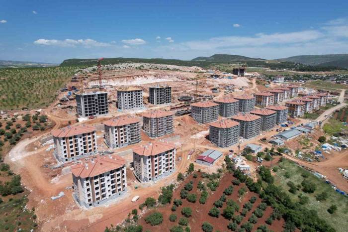 Yeni Konutlar Hızla Yükseliyor, Çatılar Bile Yapıldı