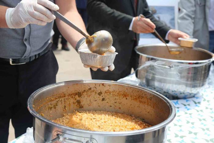 Kent Meydanında Dağıtılan Coğrafi İşaretli Ekşili Pilav Damakları Tatlandırdı