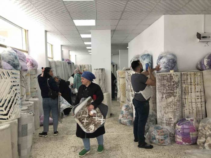 Su Basan Depoda Islanan Halıları Zararına Satışa Çıkarttı