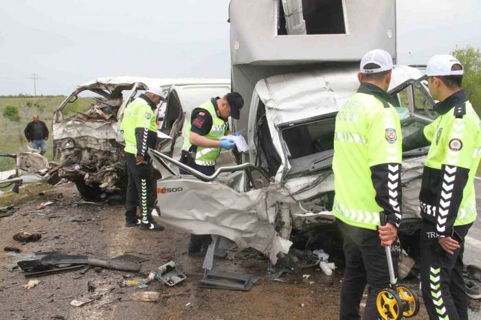 Konya’da Kamyonetle Minibüs Çarpıştı: 2 Ölü, 3 Yaralı
