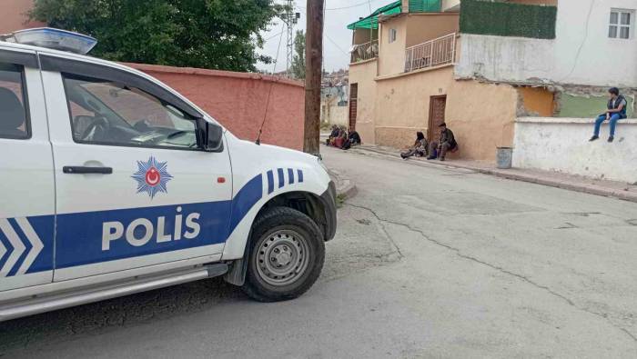 Para İstediler, Vermeyince Bıçakladılar