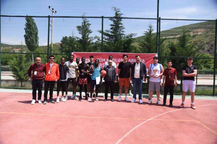 Masa Tenisi Ve Streetball Şampiyonları Ödüllerini Aldı