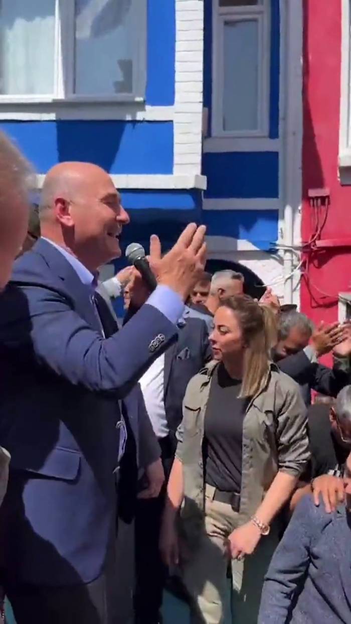 Roman Vatandaşlarla Bir Araya Gelen Bakan Soylu, "ille De Roman Olsun" Şarkısını Söyledi