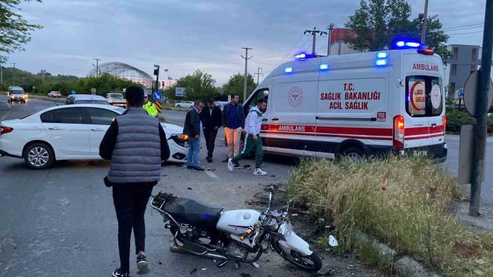 Otomobille Çarpışan Motosikletteki 2 Kişi Yaralandı
