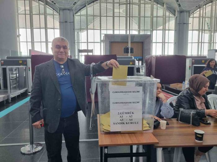 İstanbul Havalimanı’nda Oy Verme İşlemine Devam Ediliyor