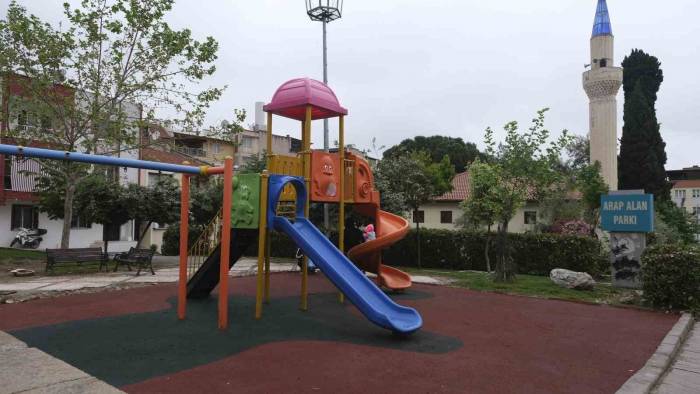 Yunusemre’den 11 Parkta Zemin Yenileme Çalışması