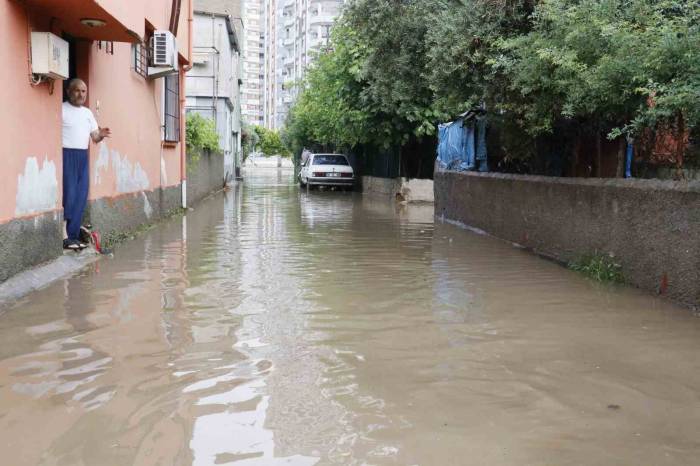 Adana’da Sabah Saatlerinde Etkili Olan Sağanak Her Yeri Su Altında Bıraktı