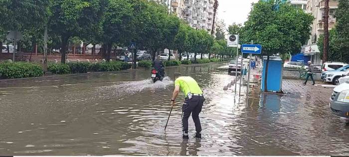Polisten Örnek Davranış: Su Dolu Caddede Tıkanan Rögarı Açtı
