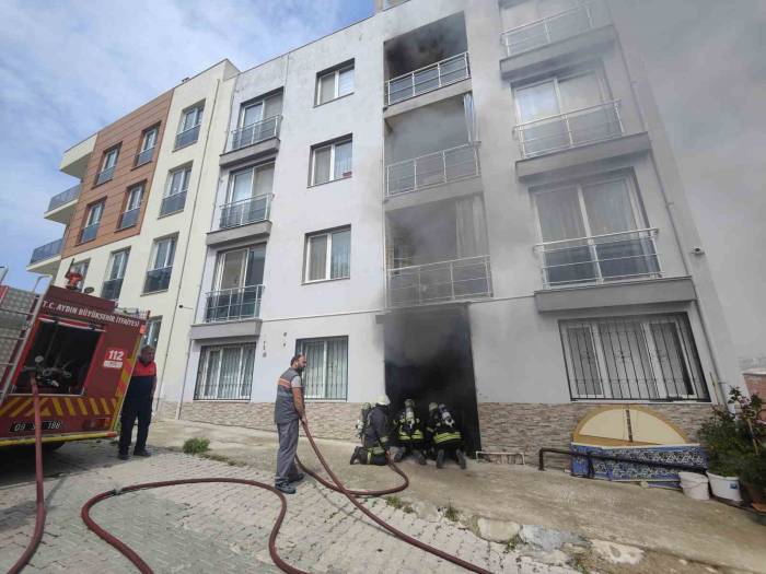 Kuşadası’nda Ev Yangını: 4 Kişi Dumandan Etkilendi