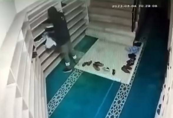 Camide Hırsızlık Yapan Şahıs Güvenlik Kameralarına Yakalandı