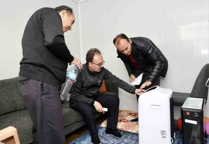 Vali Kızılkaya, Depremzede Vatandaşlara Hava Soğutucu Cihazları Teslim Etti