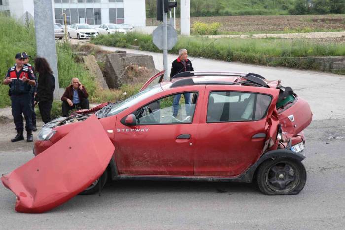 Beypiliç Kamyonu Işıklarda Otomobile Çarptı: 4 Yaralı