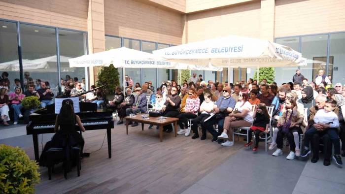 Piyano Öğrencilerinden Mezuniyet Töreninde Performans