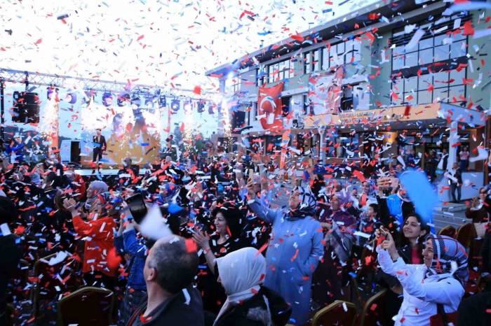 Çekmeköy’de Liseli Gençlerin Mezuniyet Coşkusu