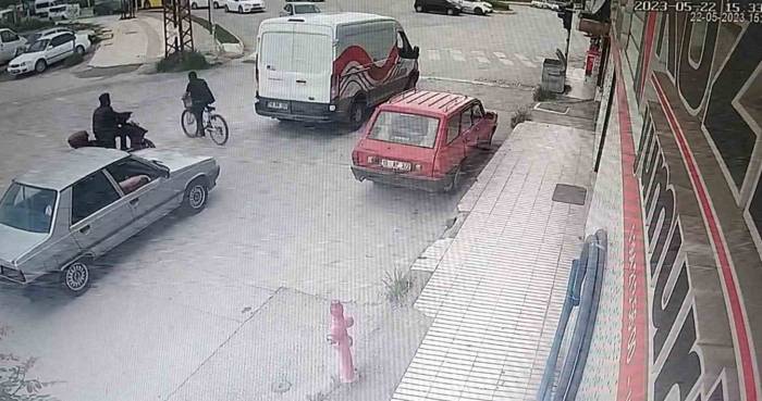 Motosiklet Ve Bisiklet Sürücüsü Ölümden Döndü