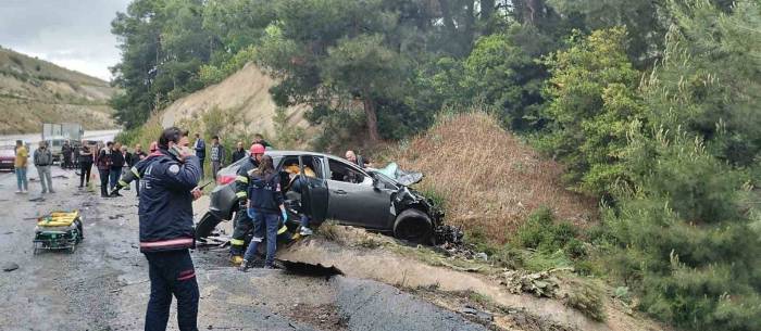 Tır Çarptığı Otomobili Metrelerce Sürükledi: 3 Ölü, 2 Yaralı