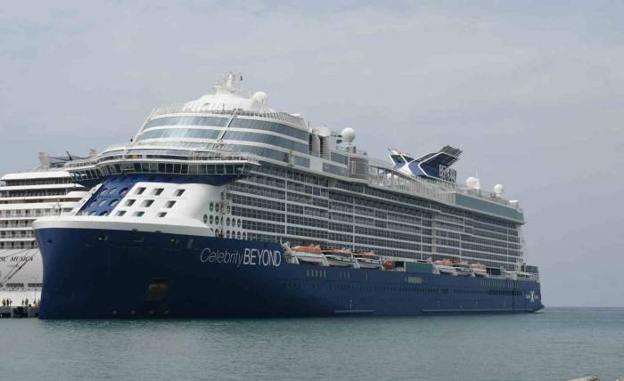 Dev Gemi İle Kuşadası’na 2 Bin 957 Turist Geldi