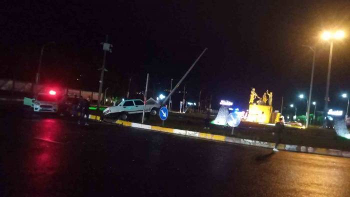 Elazığ’da Otomobil Aydınlatma Direğine Çarptı: 1 Yaralı