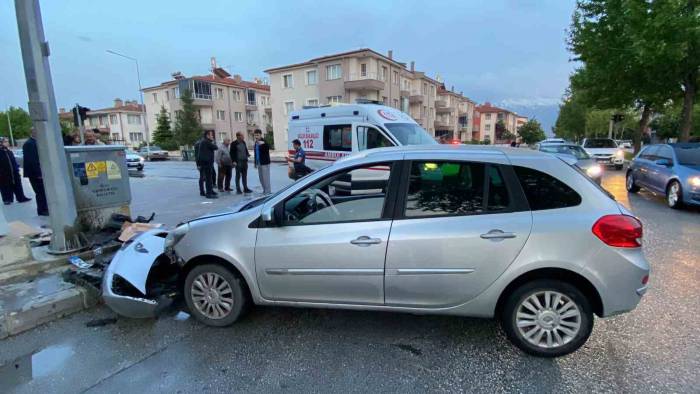 Kayganlaşan Yolda Kontrolden Çıkan Otomobil Direğe Çarptı: 1 Yaralı