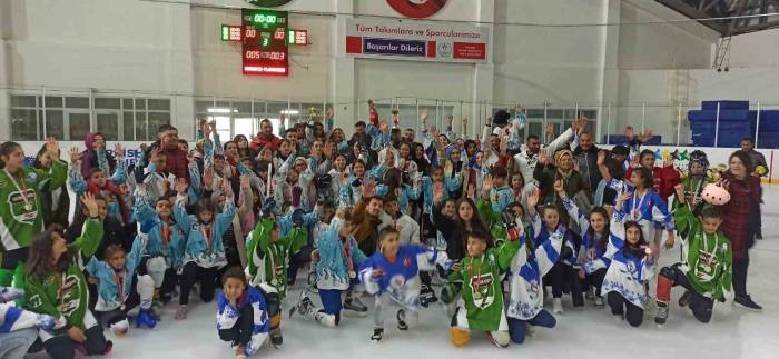 Buz Hokeyi’nde Nefesler Kesildi