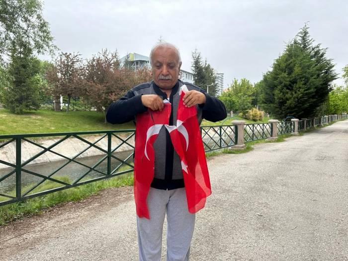Türk Bayrağına Ve Depremzedeye Çirkin Saldırı