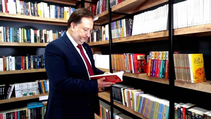 Karesi Millet Kıraathanesi Gençlerin Buluşma Noktası