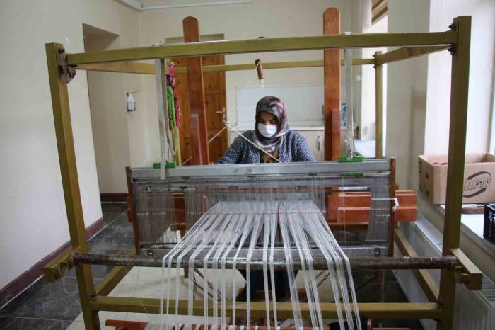 Kadınların Dilinden Dökülen Motifler