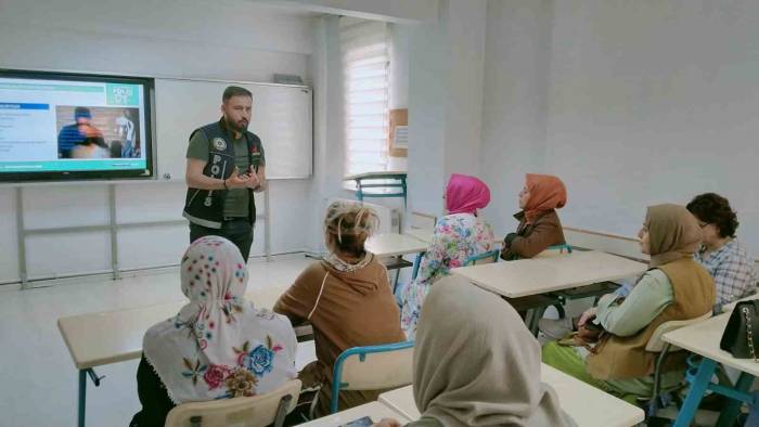 Narkotik Polisi Vatandaşları Uyuşturucu Konusunda Bilgilendirdi