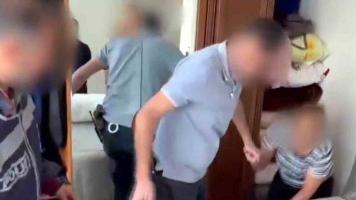 Kayseri’de 3 Suçtan Aranan Kadın, Bazanın Altında Saklanırken Yakalandı