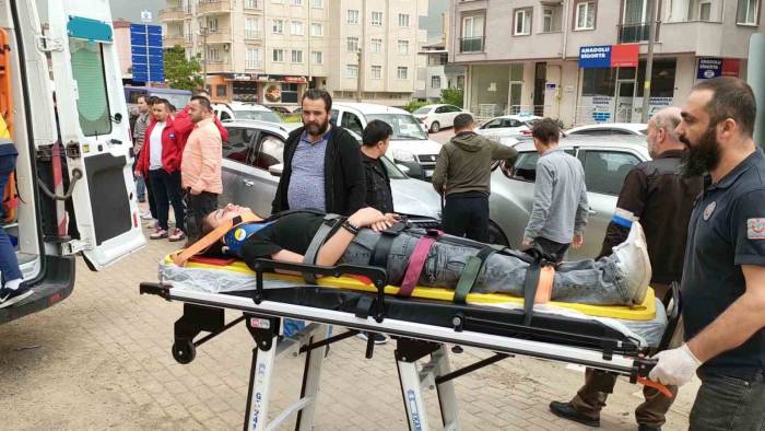 Otomobil Kırmızı Işıkta Bekleyen Araca Çarptı: 1 Yaralı