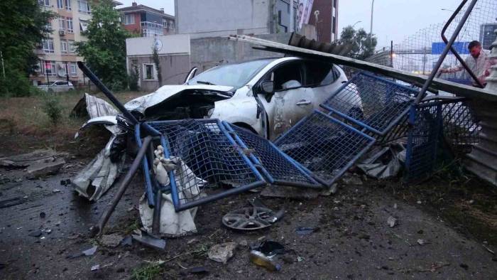 Kayganlaşan Yolda Kontrolden Çıkan Otomobil Bariyere Çarptı: 2 Yaralı