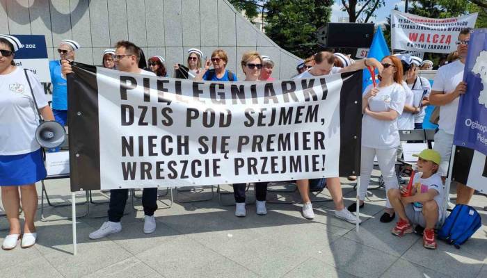 Polonya’da Hemşirelerden Protesto