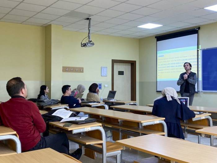 Eğitimlere Akademisyenler Karar Veriyor