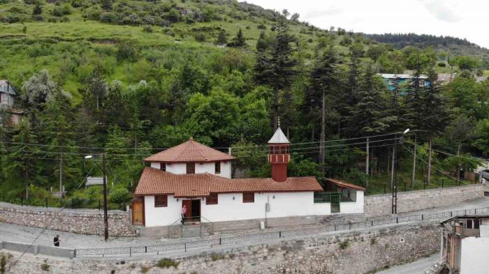 Babasının Vasiyetiyle 8 Asırlık Caminin Çevresini Güzelleştiriyor