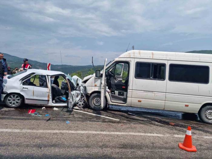 Öğrenci Servisi İle Otomobil Çarpıştı: 1 Ölü, 11 Yaralı