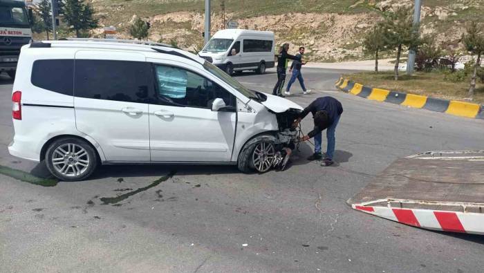Otomobille Ticari Araç Çarpıştı: 3 Yaralı